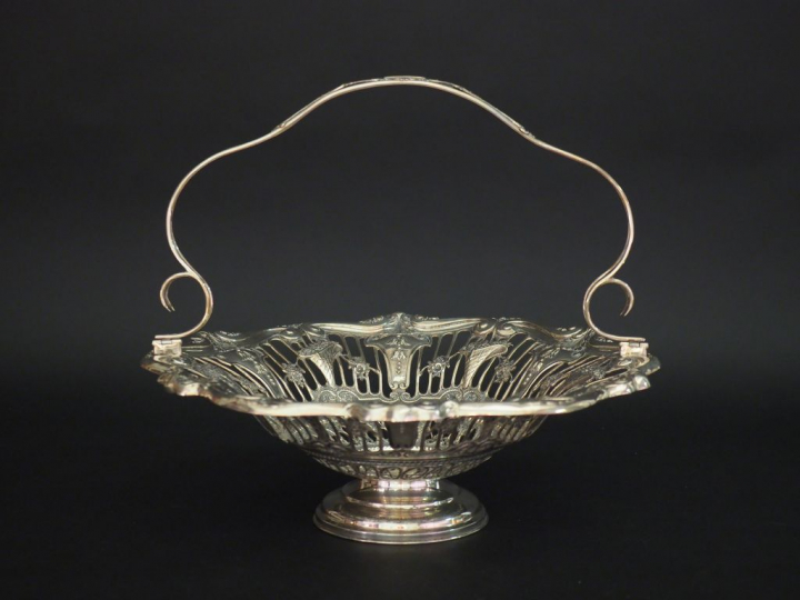 Corbeille à anse en argent étranger (?), à décor ajouré de paniers fle