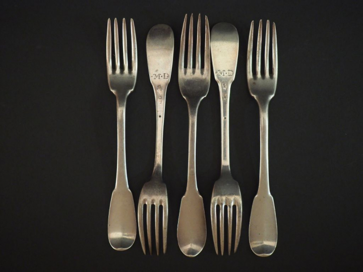 Suite de cinq fourchettes en argent, modèle uniplat.  Monogrammées. Po