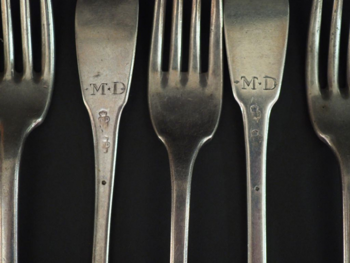 Suite de cinq fourchettes en argent, modèle uniplat.  Monogrammées. Po