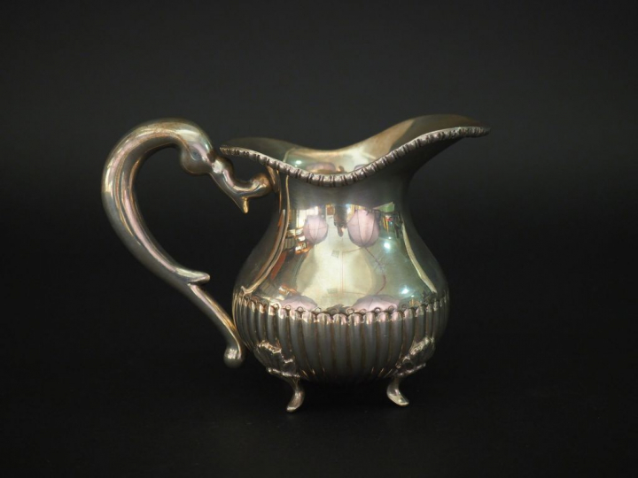 Pot à eau anglais en argent 800, à décor de godrons. Reposant sur quat