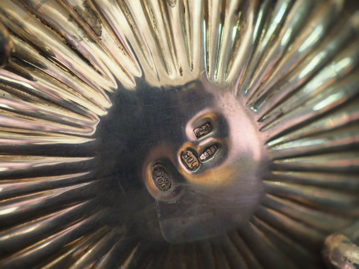 Pot à eau anglais en argent 800, à décor de godrons. Reposant sur quat