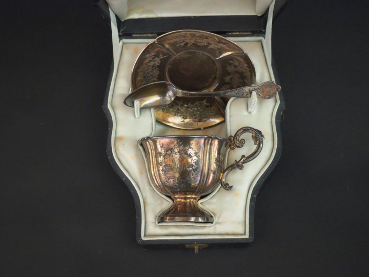 Tasse et sa sous-tasse accompagnée de sa cuillère en argent, poinçon M