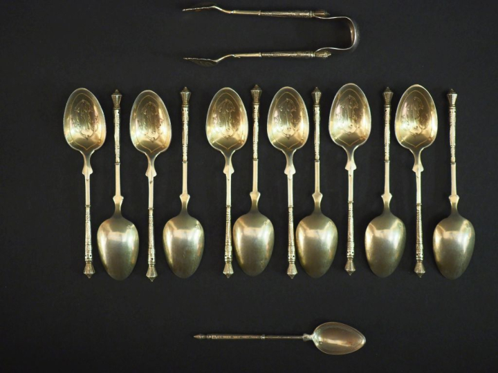 Suite de douze petites cuillères et une pince à sucre en argent et ver