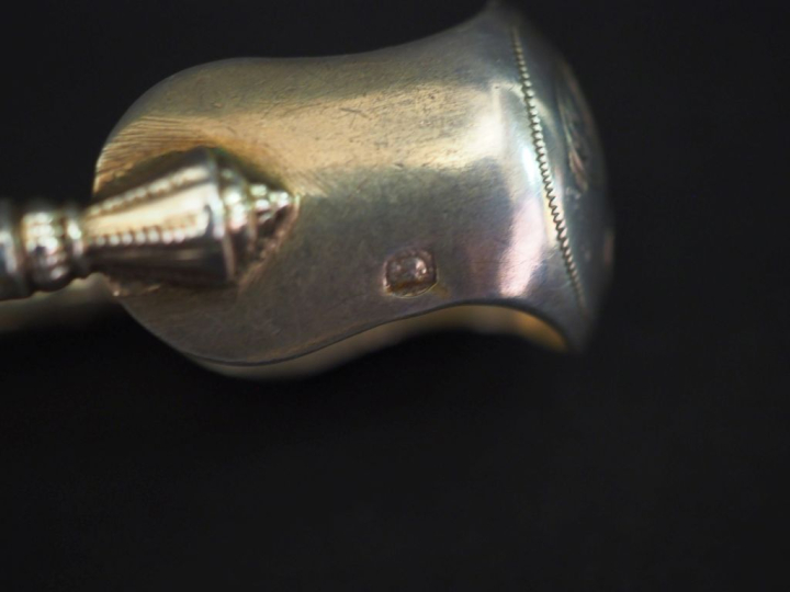 Suite de douze petites cuillères et une pince à sucre en argent et ver