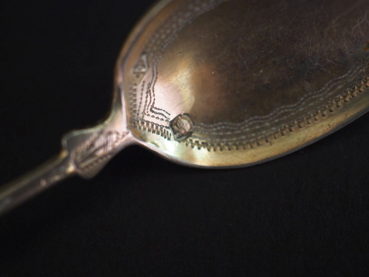 Suite de douze petites cuillères et une pince à sucre en argent et ver