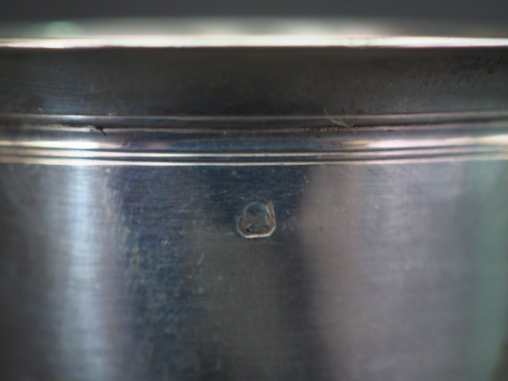 Ensemble comprenant :  - une timbale à fond plat en argent, poinçon Mi