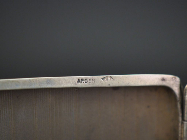 Ensemble comprenant :  - un étui à cigarettes de style Art déco en arg