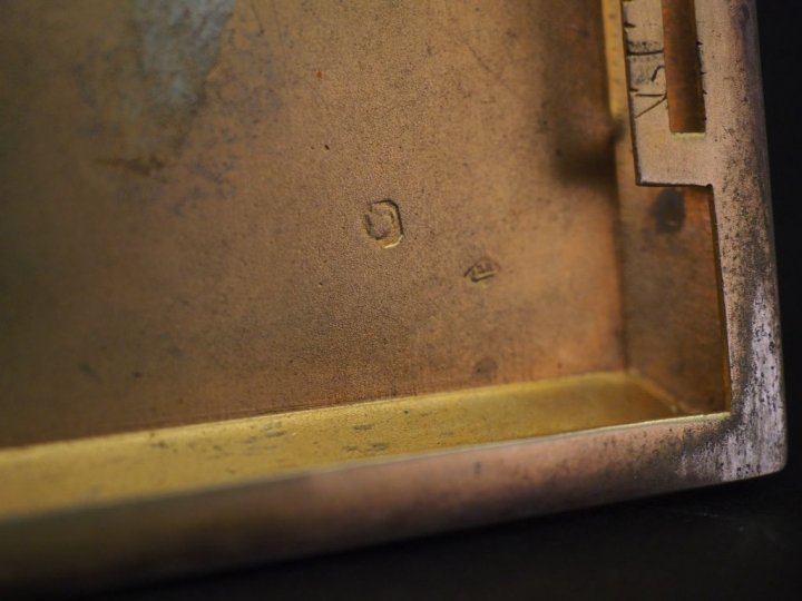 Ensemble comprenant :  - un étui à cigarettes de style Art déco en arg