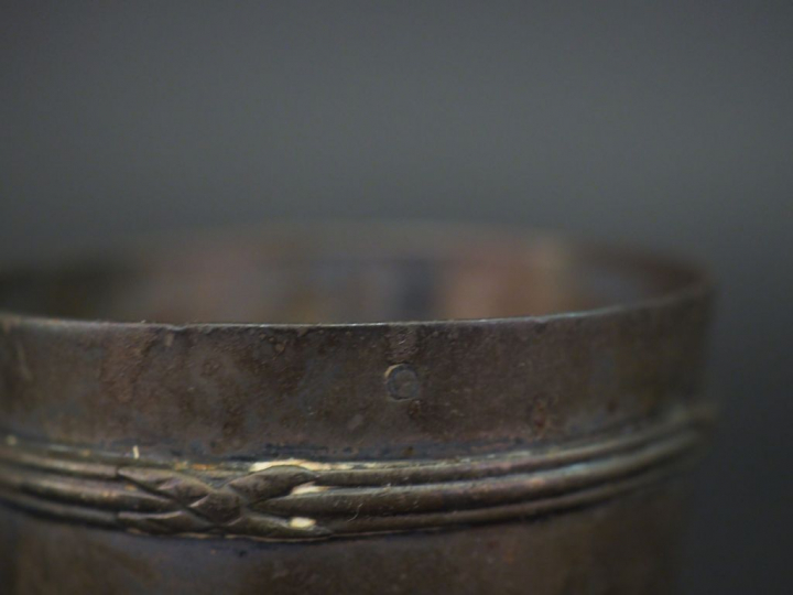 Ensemble comprenant :  - un rond de serviette de style Art Nouveau en 