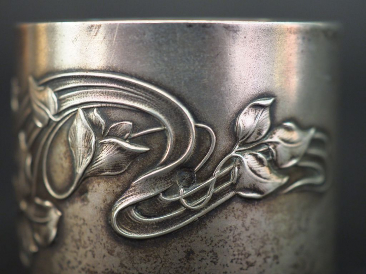 Ensemble comprenant :  - un rond de serviette de style Art Nouveau en 