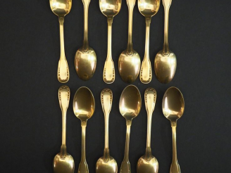 Vente aux enchères Suite de douze cuillères à café en vermeil, poinçon Minerve, à décor d