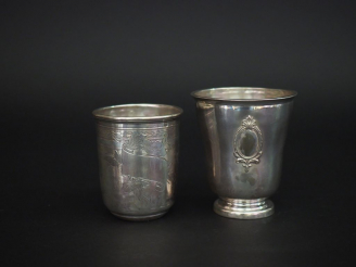 Vente aux enchères Ensemble comprenant :  - une timbale de forme tulipe en argent, poinço