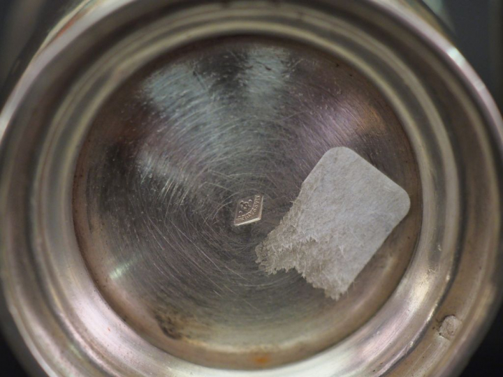 Ensemble comprenant :  - une timbale de forme tulipe en argent, poinço