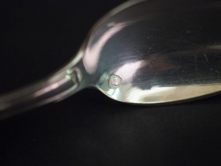 Suite de douze cuillères à moka en argent, poinçon Minerve. Poids. 227