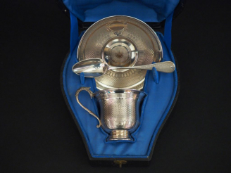 Vente aux enchères Tasse, sous-tasse et sa cuillère Napoléon III en argent, poinçon Miner
