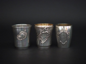 Vente aux enchères Ensemble comprenant trois différentes timbales en argent, poinçon Mine