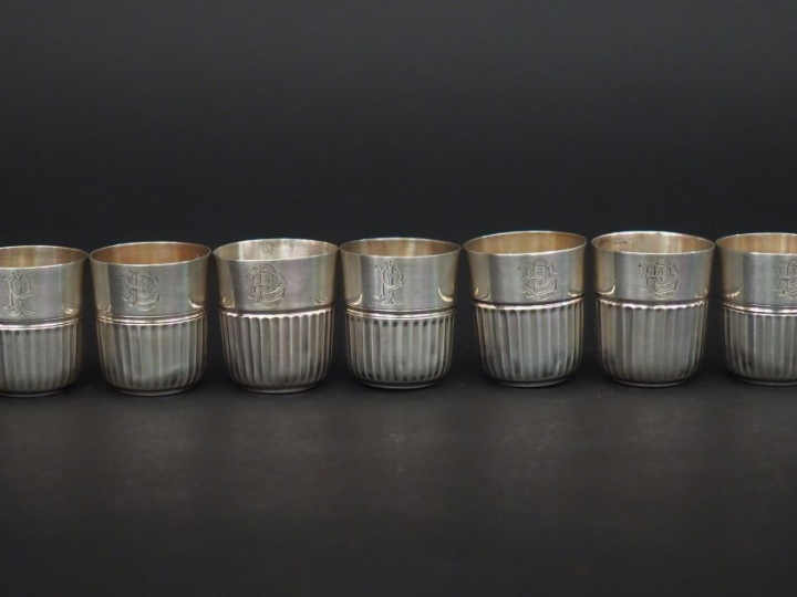 Suite de sept verres à liqueur en argent, poinçon Minerve, à décor de 