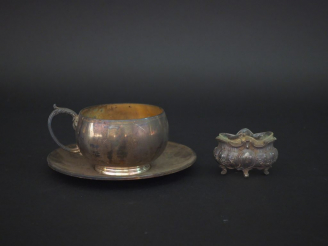 Vente aux enchères Tasse et sa sous-tasse en argent, poinçon Minerve.  Anse feuillagée.  