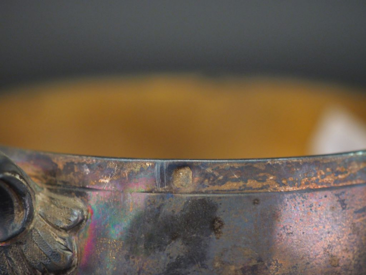Tasse et sa sous-tasse en argent, poinçon Minerve.  Anse feuillagée.  