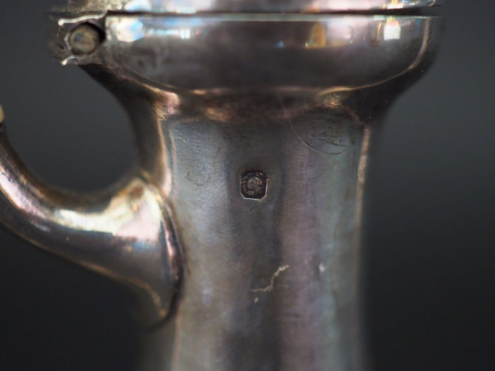 Verseuse balustre en argent, poinçon Minerve, à décor d'une frise et d