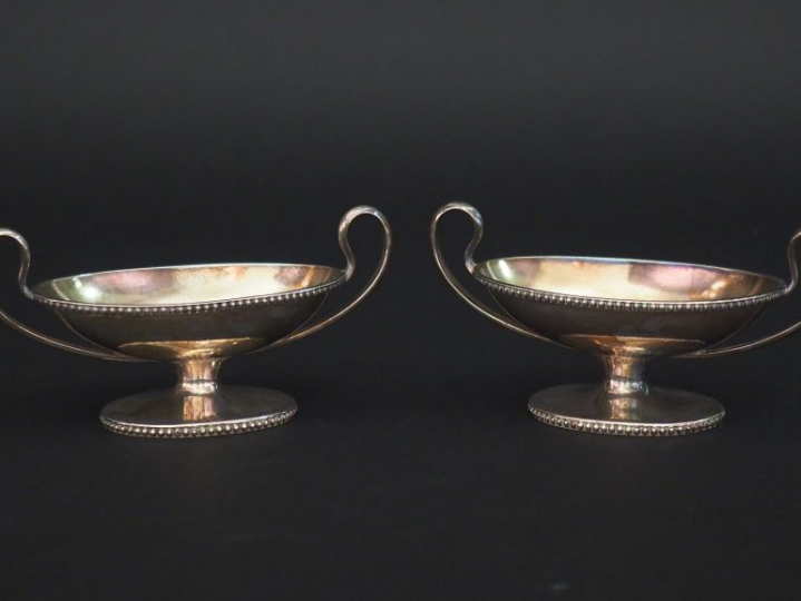 Paire de saleronsà anses en argent étranger, à décor de rangs de perle