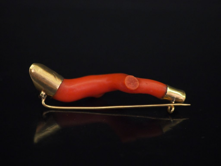 Broche Napoléon III en or jaune et corail.  Long. 6,5 cm Poids tel. 10