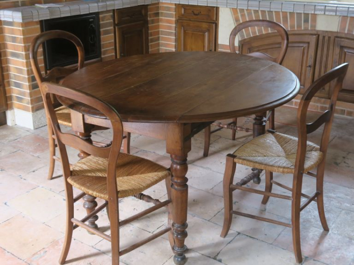 Table de cuisine à abattant de style Louis Philippe en bois mouluré et