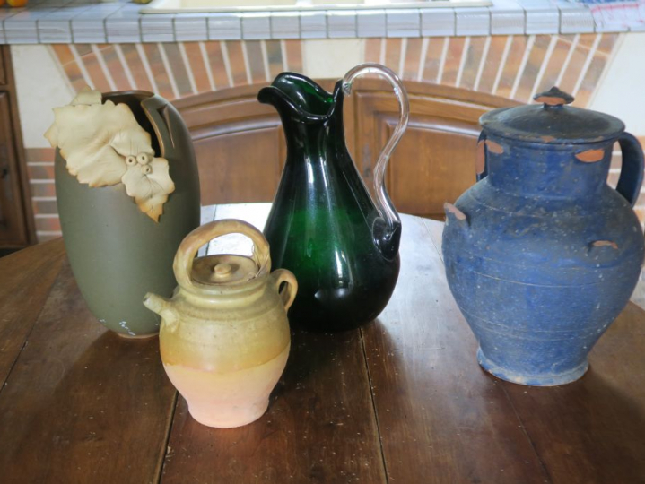 Chevrette en terre vernissée moderne Un pot couvert en terre vernissée