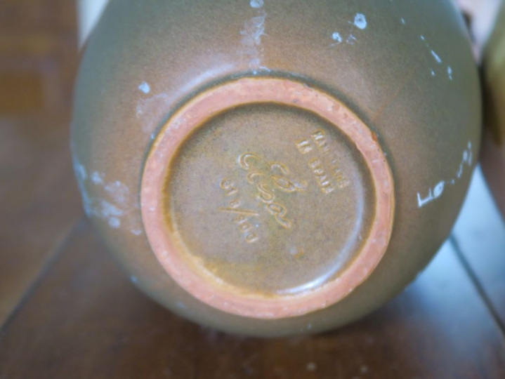 Chevrette en terre vernissée moderne Un pot couvert en terre vernissée