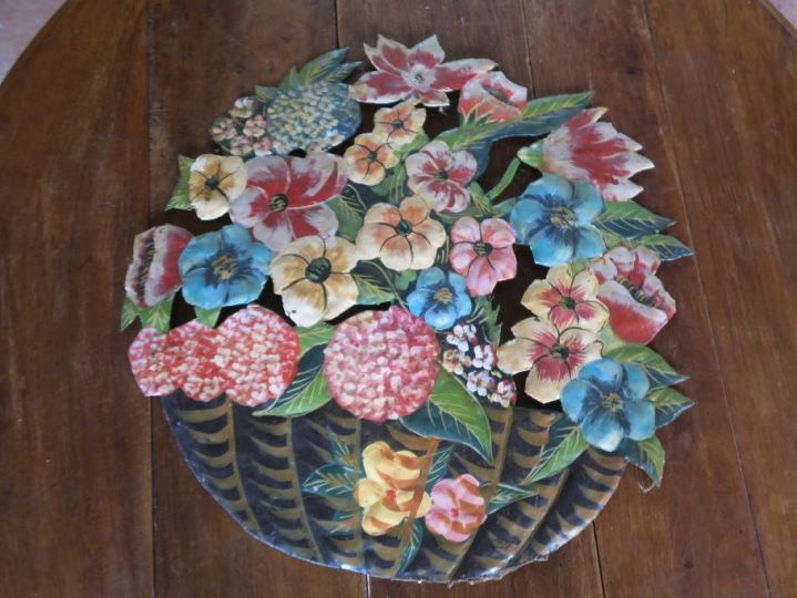 Plaque murale en métal peint à décor de fleurs. Dim. 61 x 60 cm.