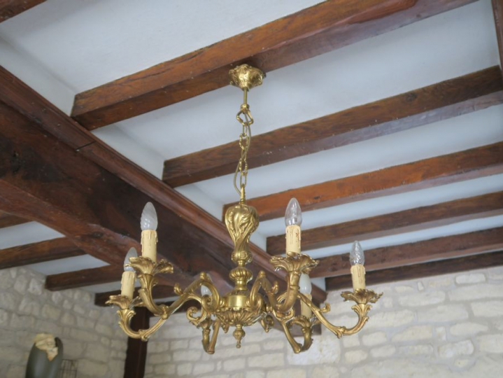 Lustre de style Louis XV en bronze doré à décor feuillagé éclairant à 