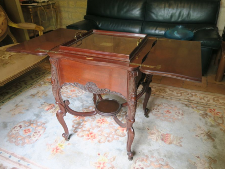 John BAGSHAW AND SOONS . Table à système en acajou et placage d'acajou