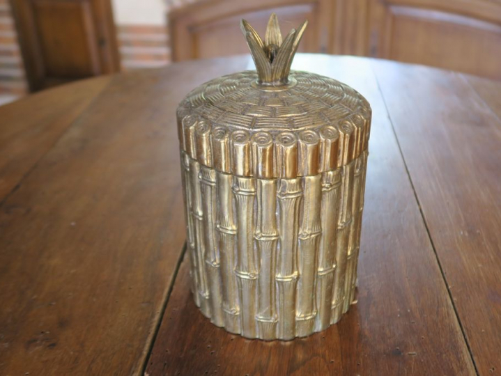 Sceau à glace en métal doré à l'imitation du bambou. H. 20 cm.