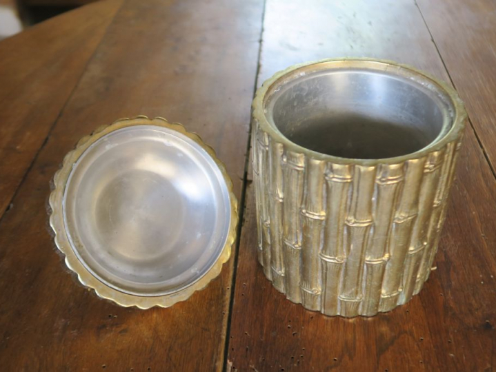 Sceau à glace en métal doré à l'imitation du bambou. H. 20 cm.