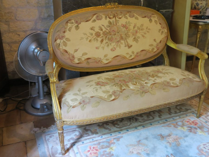 Mobilier de salon XIXème de style Louis XVI, en bois mouluré sculpté e