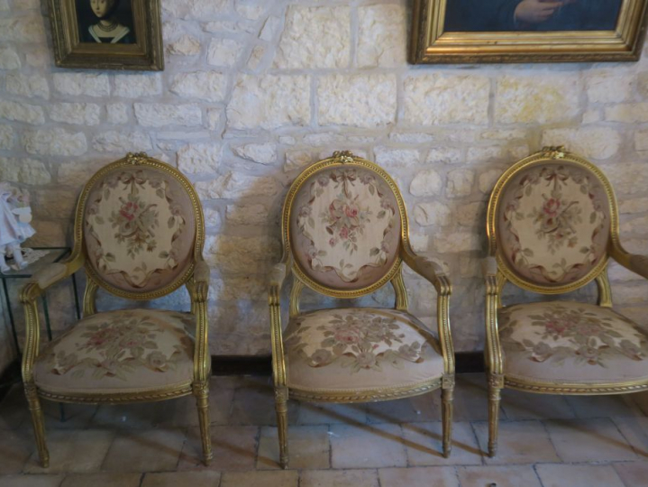 Mobilier de salon XIXème de style Louis XVI, en bois mouluré sculpté e