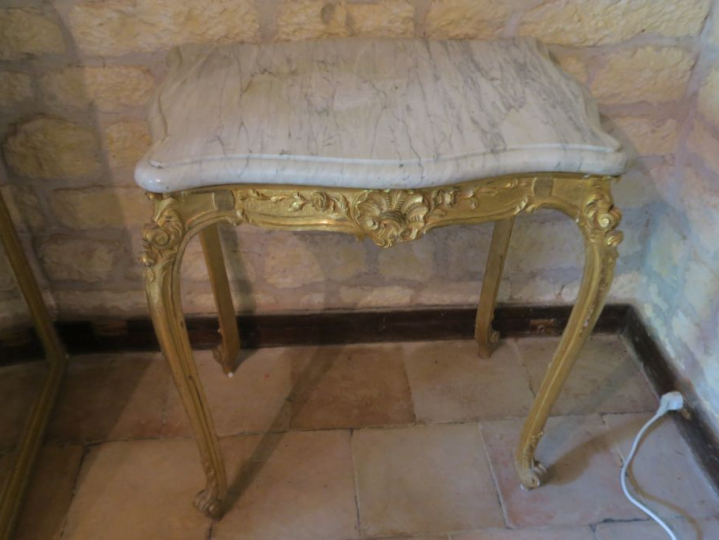 Table de milieu de style Louis XV en bois mouluré et sculpté à décor d