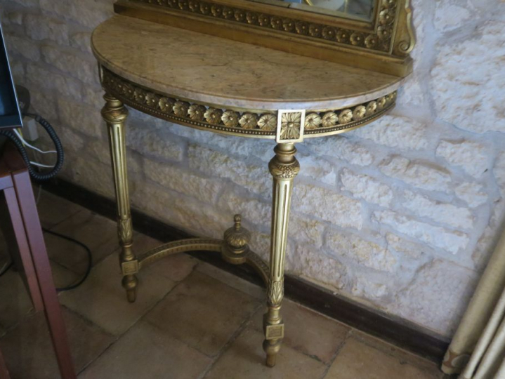 Console demi lune de style Louis XVI en bois doré mouluré et sculpté, 
