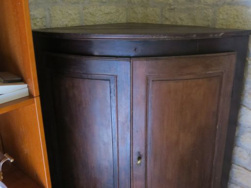 Encoignure XIXème en bois naturel mouluré, ouvrant à deux vantaux. Dim