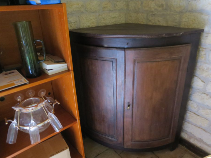 Encoignure XIXème en bois naturel mouluré, ouvrant à deux vantaux. Dim