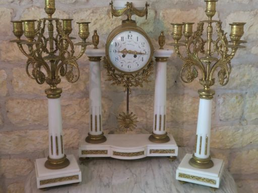 Garniture de cheminée de style Louis XVI en marbre blanc, bronze et la