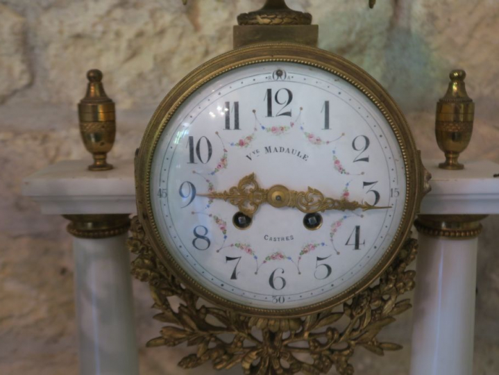 Garniture de cheminée de style Louis XVI en marbre blanc, bronze et la