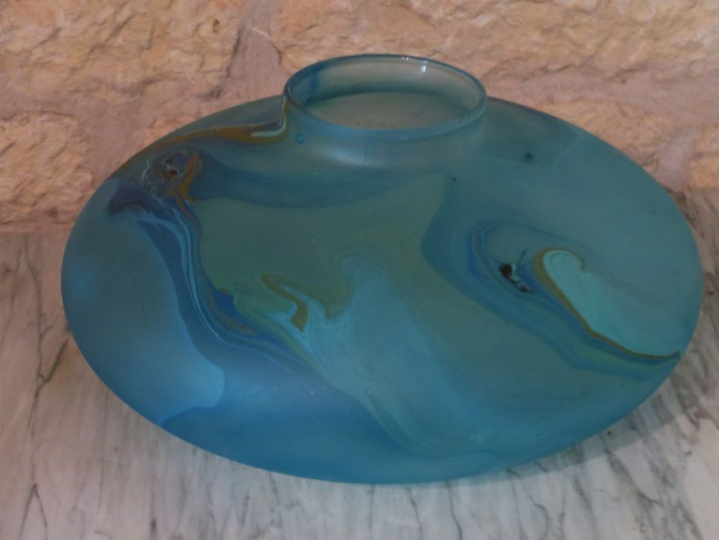 JOHN BOUILLET. Grand vase en verre fumé à décor mélé. Signé. Dim. 20 x