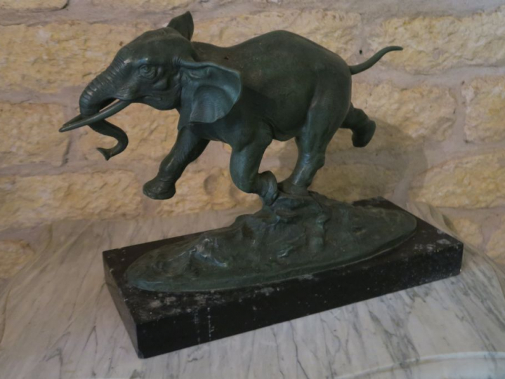 Ecole française XXème. "la charge de l'éléphant". Sculpture en régule 