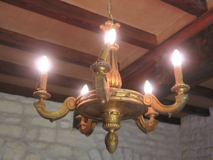 Lustre de style Louis XVI en bois sculpté et doré à décor de pomme de 