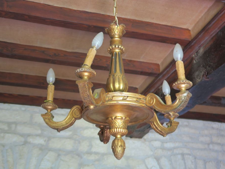 Lustre de style Louis XVI en bois sculpté et doré à décor de pomme de 