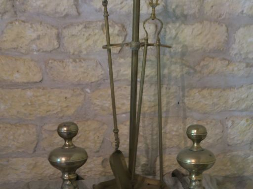 Nécessaire de cheminée XIXème de style Louis XIV à décor de mascarons 