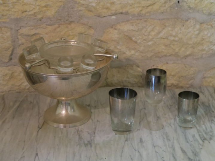 Rafraichissoir en verre et métal argenté. 6 verres sur leur présentoir