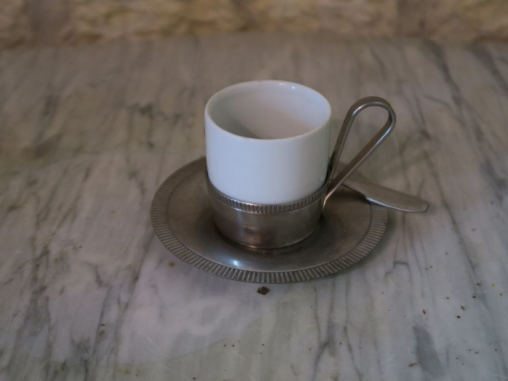 Partie de service à café en porcelaine et métal argenté comprenant 6 t