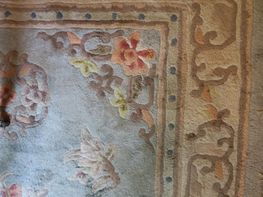 Tapis mécanique en laine à décor de fleurs polychromes. Dim. 174 x 179